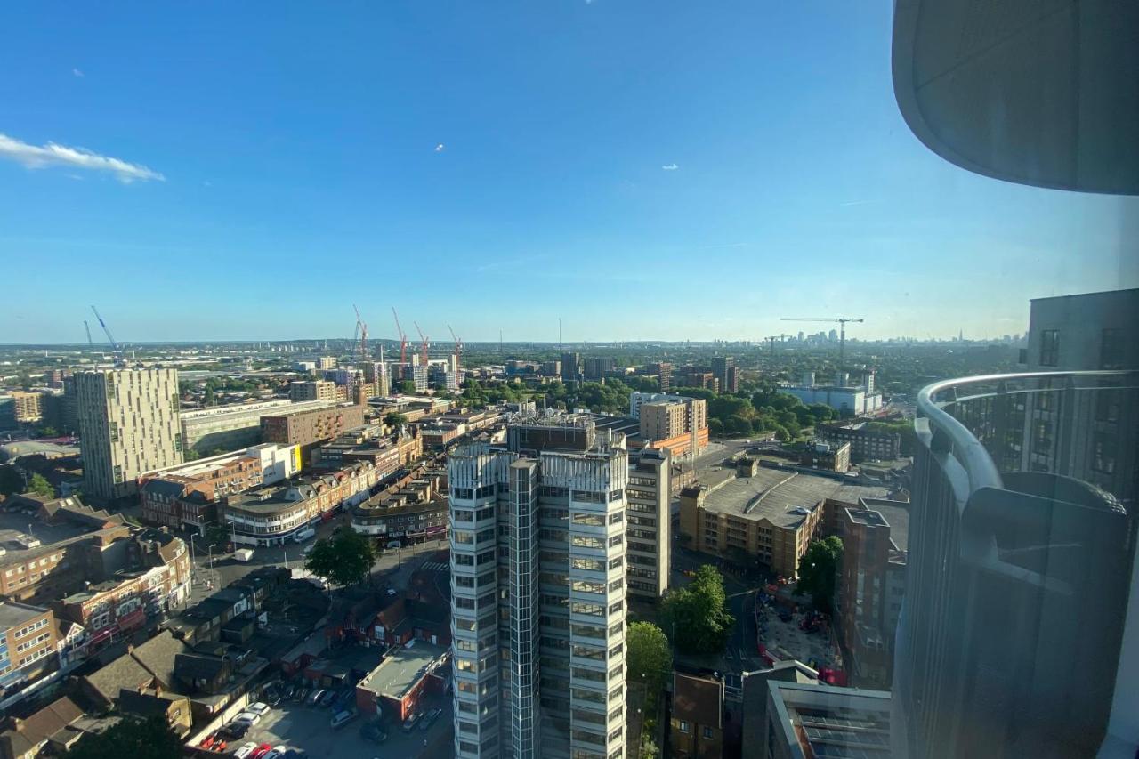 Amazing London City Skyline View & Transport Links Barking  Exterior photo